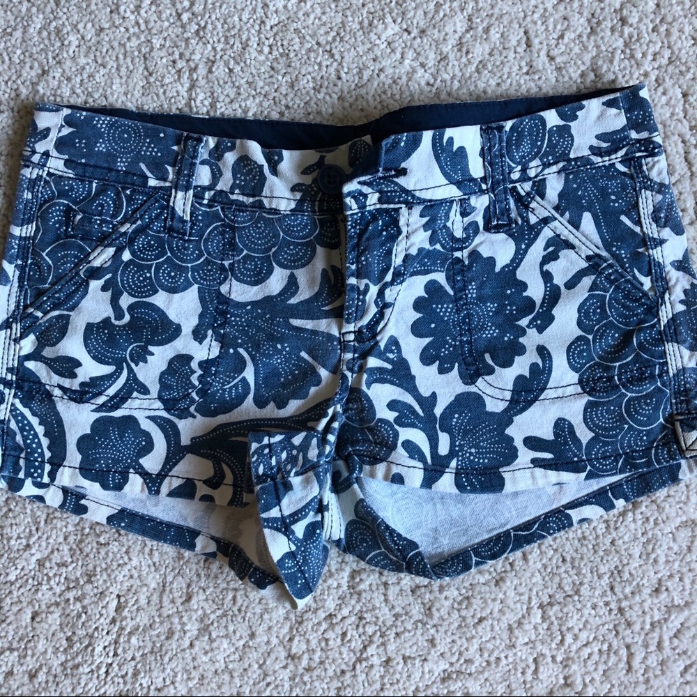 Floral patterned blue linen-like shorts